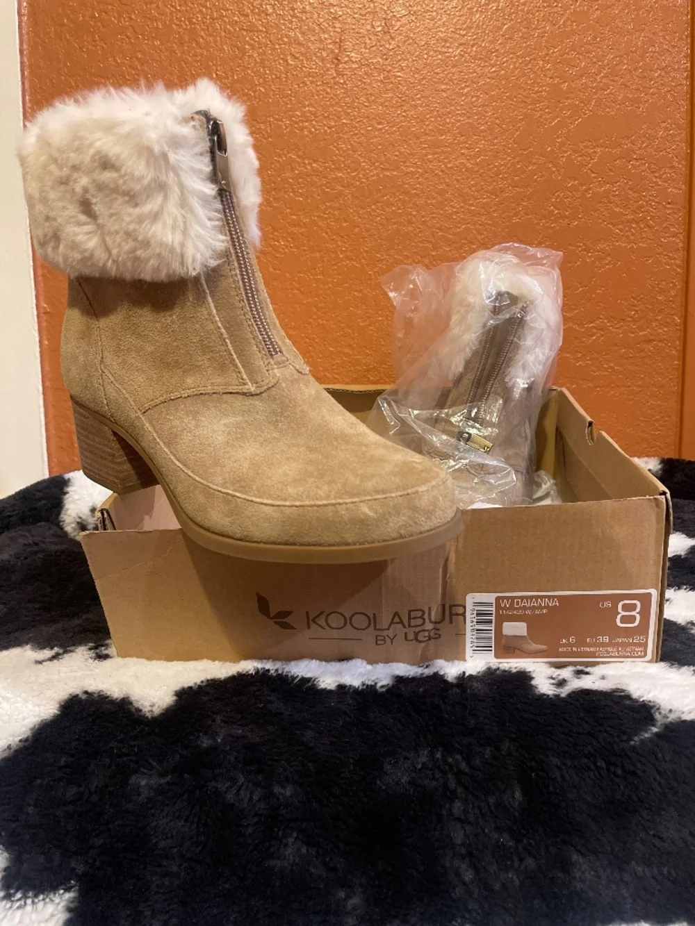 UGG BOOTS - Picture 2 of 2